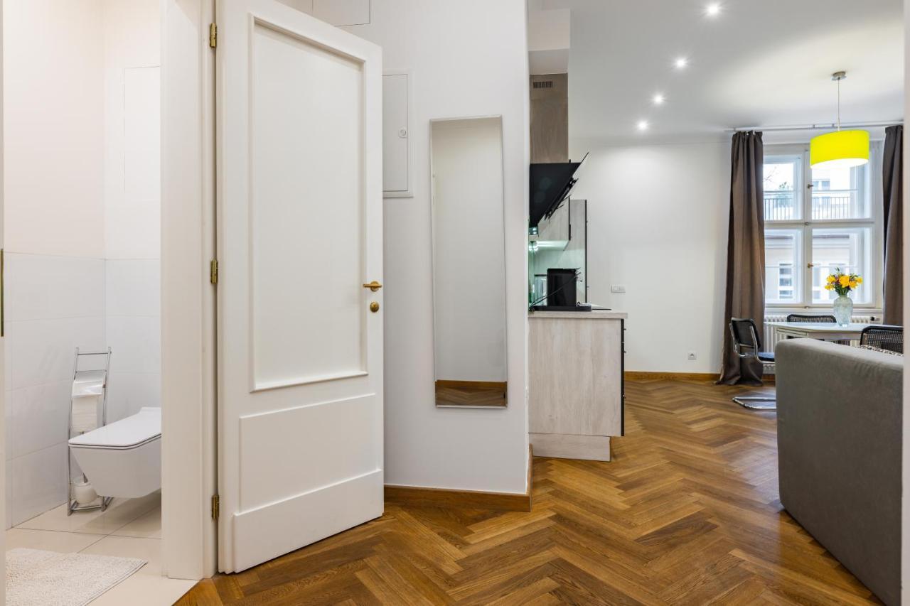 Dlouha Palace - Live In One Of The Streets * Praha